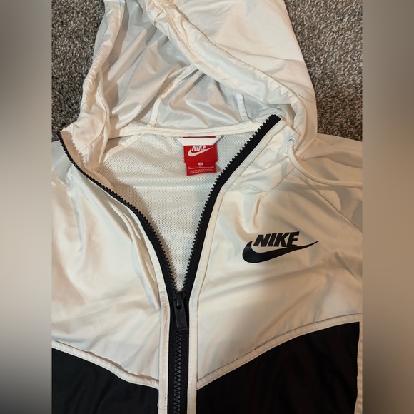 Women’s Nike Windrunner - Picture 3 of 3